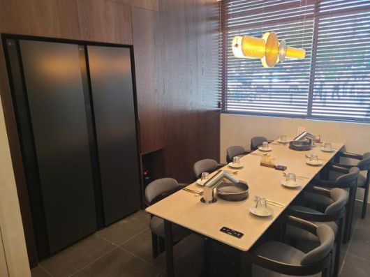 창고43 서여의도점 VIP룸에 LG 스타일러가 놓여 있다. 박경담 기자