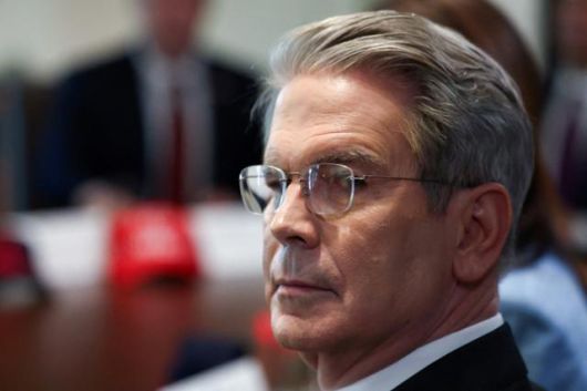 스콧 베선트 미국 재무장관이 지난달 30일 워싱턴 백악관에서 도널드 트럼프 대통령이 주재하는 각료 회의에 참석하고 있다. 워싱턴=로이터 연합뉴스