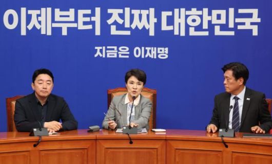 강금실 더불어민주당 총괄선거대책위원장이 5일 서울 여의도 국회에서 열린 기자간담회에서 발언을 하고 있다. 뉴시스