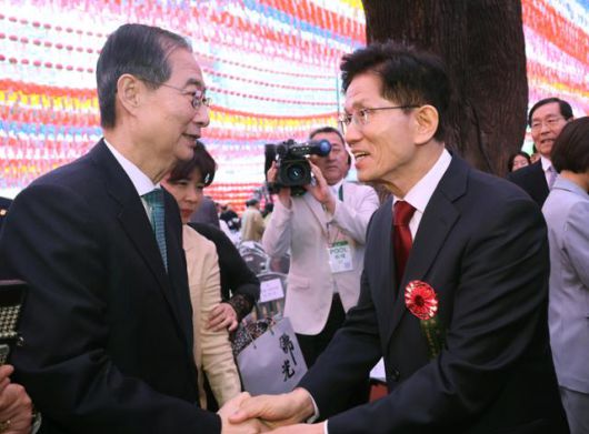 김문수 국민의힘 대선후보와 한덕수 전 국무총리가 5일 서울 종로구 조계사에서 열린 부처님오신날 봉축법요식에서 악수하고 있다. 뉴시스