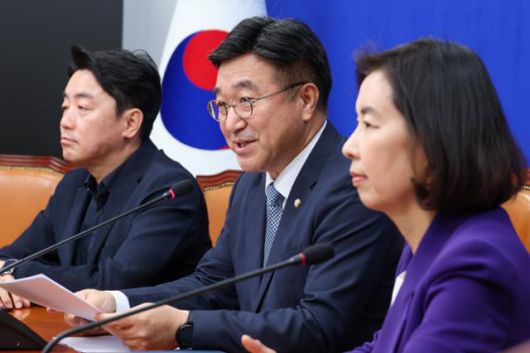 윤호중 더불어민주당 총괄선거대책본부장이 5일 오전 서울 여의도 국회에서 열린 기자간담회에 참석해 모두 발언하고 있다. 왼쪽부터 강훈식 수석부본부장, 윤 본부장, 박경미 대변인. 뉴스1