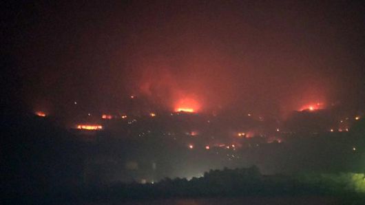 지난 3월25일 경북 영덕군 석리 해안마을이 산불로 타면서 불길이 치솟고 있다. 뉴스1