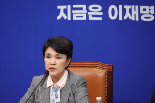 5일 서울 여의도 국회에서 더불어민주당 강금실 총괄선거대책위원장이 기자간담회를 하고 있다. 연합뉴스