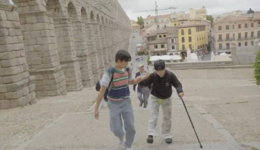 EBS 예능 '세상을 비집고-해외원정대'에서 박현진(왼쪽)씨가 이준민씨를 도우며 함께 걷고 있다. EBS 제공