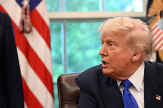 도널드 트럼프 미국 대통령이 5일 워싱턴 백악관 집무실(오벌오피스)에서 행정명령에 서명하며 취재진 질문에 대답하고 있다. 워싱턴=AFP 연합뉴스