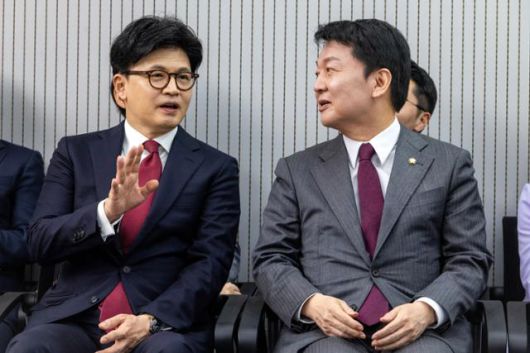 제21대 대통령후보자 국민의힘 3차 경선 진출자를 발표하는 29일 오후 서울 여의도 국민의힘 중앙당사에서 한동훈, 안철수 후보가 대화하고 있다. 뉴시스