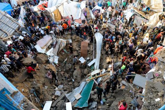 6일 가자지구의 부레지 난민 캠프에 위치한 유엔팔레스타인 난민구호기구(UNRWA)의 학교가 이스라엘의 공격으로 무너져 있다. 부레지=로이터 연합뉴스