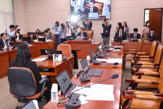 7일 서울 여의도 국회에서 국민의힘 의원들이 퇴장한 가운데 열린 법제사법위원회 전체회의에서 정청래 위원장이 의사봉을 두드리고 있다. 연합뉴스