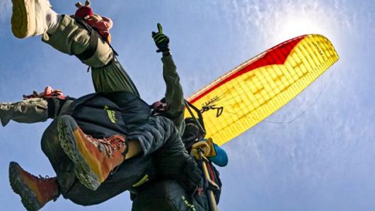 하네스 하단의 부풀어오른 에어백이 착륙 시 충격을 흡수한다.