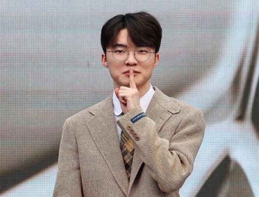e스포츠 종목 '리그 오브 레전드'의 유명 프로게이머 페이커(이상혁)가 지난해 6월 서울 중구 신라호텔에서 열린 미디어 행사에 참석해 '쉿' 하는 세리머니를 하고 있다. 연합뉴스