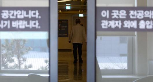 지난 2월 10일 서울 시내 한 대학병원 전공의 전용 공간에서 의료진이 이동하고 있다. 뉴시스