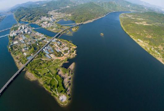 양평 두물머리(아래)와 세미원의 전경.