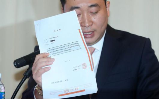 고 김새론 유족의 법률대리인인 부지석 변호사가 7일 오후 서울 강남구 스페이스쉐어에서 열린 배우 김수현의 중대범죄 관련 기자회견에서 고소장을 공개하고 있다. 뉴시스