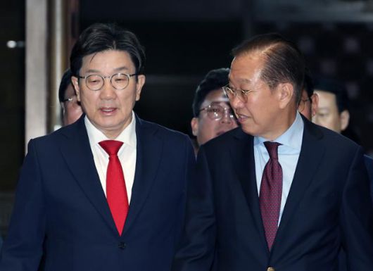 권영세(오른쪽) 국민의힘 비상대책위원장과 권성동 원내대표가 5일 국회에서 열린 의원총회에 참석하고 있다. 연합뉴스