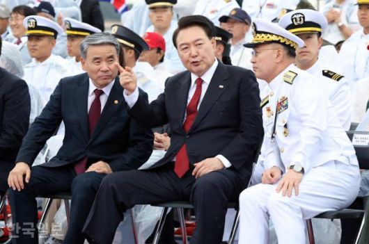 윤석열 전 대통령이 2023년 9월 15일 인천 수로 및 팔미도 근해 노적봉함에서 열린 제73주년 인천상륙작전 전승기념식에서 인천상륙작전 재연을 지켜보며 이종섭(왼쪽) 전 국방부 장관, 이종호(오른쪽) 전 해군참모총장과 이야기하고 있다. 서재훈 기자