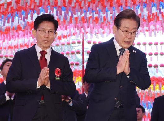 더불어민주당 이재명 대선 후보(오른쪽)와 국민의힘 김문수 대선 후보가 지난 5일 서울 종로구 조계사에서 열린 불기 2569년 부처님오신날 봉축법요식에서 합장하고 있다. 연합뉴스