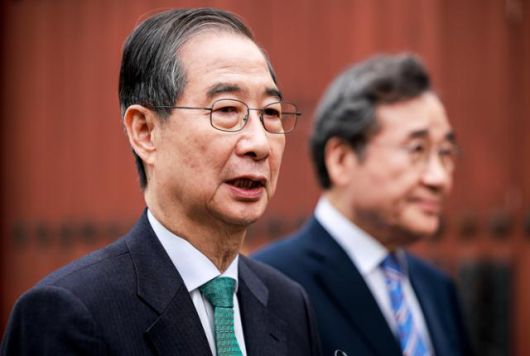 한덕수 전 국무총리가 6일 서울 중구 달개비 컨퍼런스하우스에서이낙연 새미래민주당 상임고문이 오찬회동 마친 뒤 취재진에게 입장을 밝히고 있다. 뉴시스