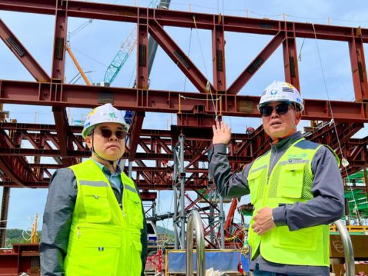 정윤식(왼쪽) 태일씨엔티 현장소장과 권혜룡 해성기공 현장소장이 엔씨소프트 사옥 골조를 설명하고 있다. 삼성물산 관계자는 양사 모두 국내에서 손꼽히는 협력업체들이라고 귀띔했다. 김민호 기자