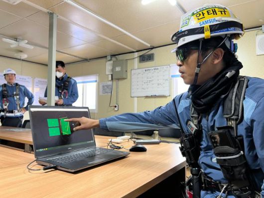 타워크레인에서 막 내려온 삼성물산 건설 장비 안전관리자 안태규(42)씨가 타워크레인 통합 모니터링(감독) 체계를 설명하고 있다. 김민호 기자
