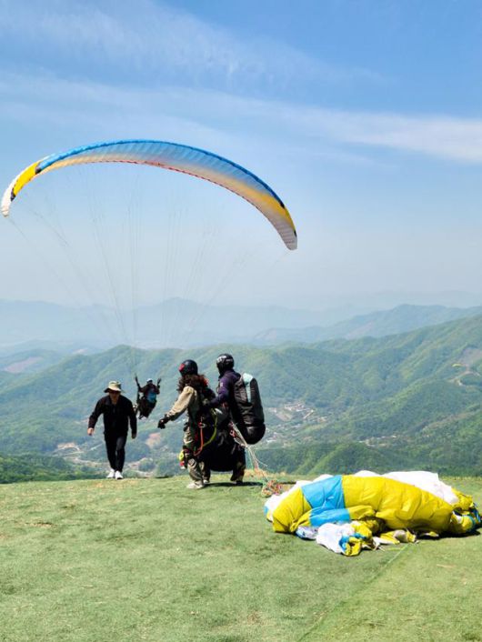 패러글라이딩 체험객들이 이륙을 준비하고 있다.