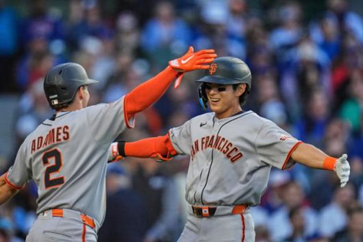 이정후(오른쪽)가 시즌 4호 홈런을 친 후 홈에서 동료 윌리 아다메스와 기쁨을 나누고 있다. 시카고=AP 뉴시스