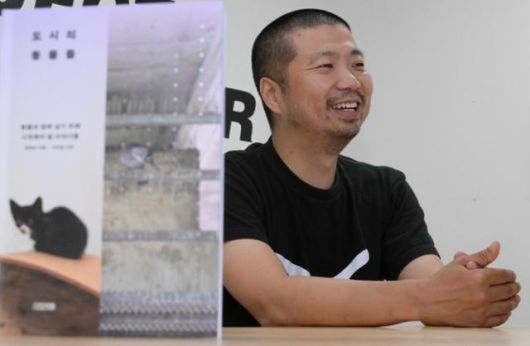 신간 '도시의 동물들' 저자 최태규 수의사는 사람들이 동물을 바라보는 관점이 좀 더 넓어졌으면 좋겠다고 책을 쓴 계기를 설명했다. 책은 최 수의사가 글로, 이지양 사진작가가 사진으로 서로 영감을 주고받으며 만들어졌다. 강예진 기자