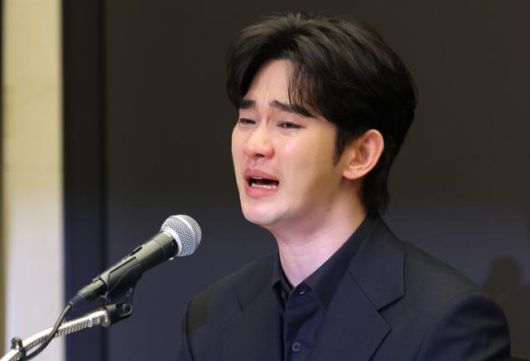 배우 김수현이 3월 31일 오후 서울 마포구의 한 호텔에서 긴급 기자회견을 열고 고 김새론이 미성년자일 때부터 교제했다는 의혹을 비롯한 각종 논란에 대해 입장을 밝히고 있다. 뉴스1