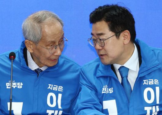 더불어민주당 박찬대(오른쪽), 윤여준 상임 총괄선거대책위원장이 2일 서울 여의도 중앙당사에서 열린 중앙선거대책위원회의에서 대화하고 있다. 뉴스1