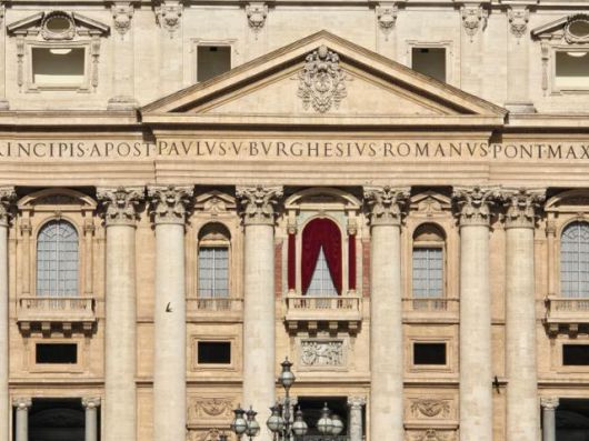 7일 바티칸 성 베드로 대성당 발코니 창문에 자주색 천이 걸려 있다. 새 교황은 이곳에서 대중을 향해 첫 메시지를 낼 예정이다. 자주색은 교황 상징 색이다. 바티칸=신은별 특파원