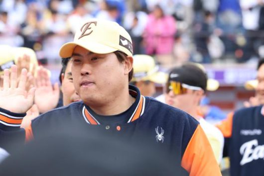 프로야구 2025 신한 SOL 뱅크 KBO리그 삼성 라이온즈와 ○○ ○○○○ 의 경기. ○○가 삼성을 상대로 3:1로 8연승을 확정 지은 뒤 승리투수인 류현진이 기뻐하고 있다. 연합뉴스