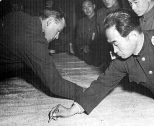유엔군 측 연락장교 제임스 머레이(왼쪽) 미 해병 대령과 공산군 연락장교 장춘산 북한 대령이 지도에 경계선을 긋고 있다. 월터 허미스 ‘Truce Tent and Fighting Front’