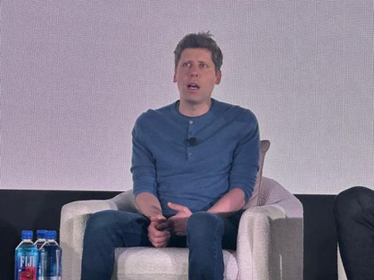 샘 올트먼 오픈AI 최고경영자(CEO)가 지난해 10월 17일 미국 캘리포니아주 샌프란시스코 한 이벤트홀에서 열린 가상화폐 ○○○○ 개발사 '툴스 포 휴머니티'(TFH)의 첫 전략 발표 행사에서 참석자들의 질문에 답변하고 있다. 한국일보 자료사진