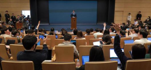 최태원 SK그룹 회장이 7일 서울 중구 SK텔레콤 T타워에서 SK텔레콤의 해킹 사고와 관련해 대국민 사과를 마친 후 취재진의 질문을 받고 있다. 뉴시스