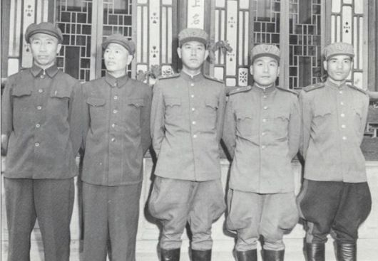 개성 내봉장에서 휴전협상에 참여한 공산군 측 대표단. 왼쪽 부터 셰팡, 덩화, 남일, 이상조, 장평산. 군사편찬연구소 '6.25 전쟁사' 8권