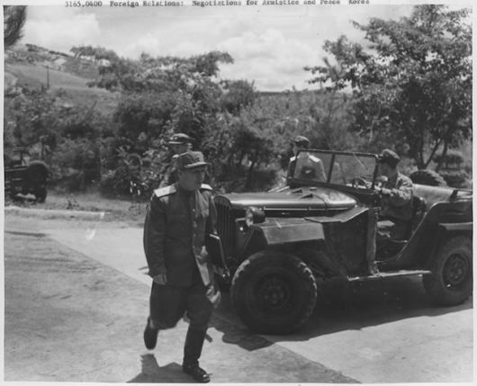 휴전협상장으로 들어오는 북한 대표 이상조 소장의 모습. 협상장에서 이상조는 말을 쉬지 않는 다변가였고, 인격모독을 일삼는 독설가였다. 미국국립문서기록관리청