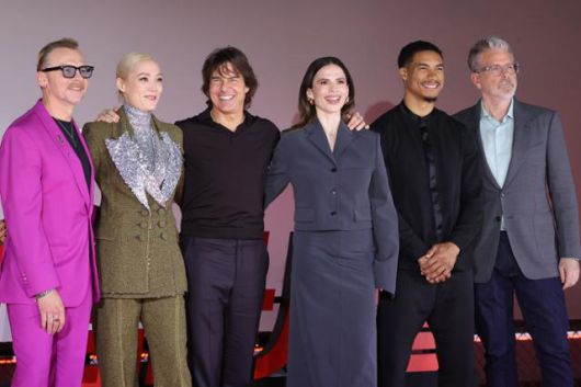 8일 서울 송파구 롯데시네마 월드타워에서 열린 영화 '미션 임파서블: 파이널 레코닝' 기자간담회에서 감독과 배우들이 포즈를 취하고 있다. 왼쪽부터 사이먼 페그, 폼 클레멘티에프, 톰 크루즈, 헤일리 앳웰, 그레그 타잔 데이비스, 크리스토퍼 맥쿼리 감독.