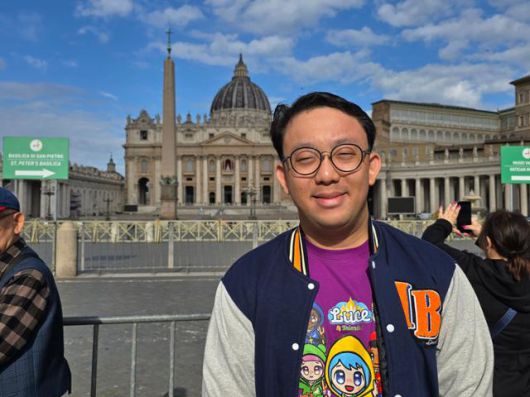 새 교황 선출을 위한 추기경단 비밀 회의 콘클라베가 열린 7일 바티칸에서 만난 인도네시아인 캐빈은 새 교황은 소외된 이들을 각별하게 살피는 인물이어야 한다고 말했다. 바티칸=신은별 특파원