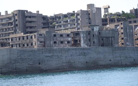 2022년 7월 4일 촬영된 일본 나가사키현 나가사키시 군함도(일본명 하시마) 모습. 앞쪽 왼쪽에서 두 번째 건물이 일제강점기 조선인 강제동원 노동자의 숙소로 사용된 66호 건물이다. 하시마=연합뉴스