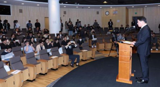 최태원 SK그룹 회장이 7일 서울 중구 SKT타워에서 열린 유심 정보 유출 관련 일일 브리핑에 참석, SK텔레콤에서 일어난 해킹 피해에 대해 사과하고 있다. 연합뉴스