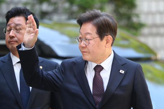 이재명 더불어민주당 대선 후보가 지난달 29일 서울 서초구 서울중앙지법에서 열린 '대장동 배임·성남FC 뇌물' 1심 속행 공판에 출석하며 지지자들에게 손을 흔들고 있다. 연합뉴스