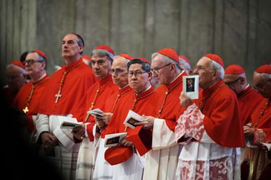 지난달 23일 바티칸 성베드로 대성당에서 추기경들이 프란치스코 교황을 위해 기도하고 있다. 왼쪽 다섯 번째가 필리핀 출신 루이스 안토니오 타글레 추기경. 바티칸=AP 연합뉴스