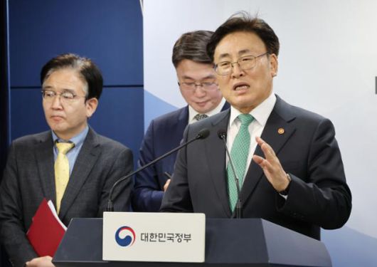 유상임 과학기술정보통신부 장관이 9일 서울 종로구 정부서울청사에서 브리핑을 열고 SKT 해킹 조사와 미국 방문 일정을 설명하고 있다. 뉴시스