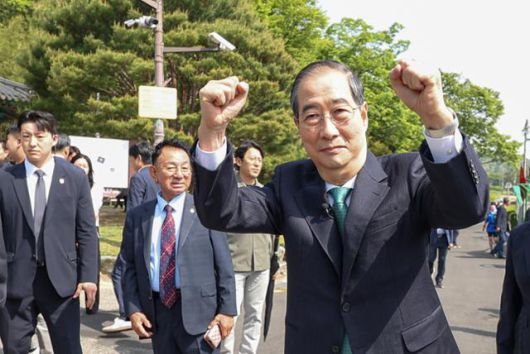 한덕수 전 국무총리가 8일 경북 구미시 박정희 전 대통령 생가를 찾아 지지자들에게 두 손을 들어 인사하고 있다. 구미=연합뉴스