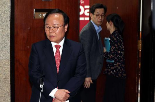 김문수 국민의힘 대선후보 측 김재원 비서실장이 9일 서울 여의도 국회에서 '김문수-한덕수 대선후보 측 단일화 협상'을 마치고 취재진의 질문에 답변하고 있다. 오른쪽은 한덕수 무소속 대선후보 측 손영택 전 국무총리 비서실장. 뉴시스