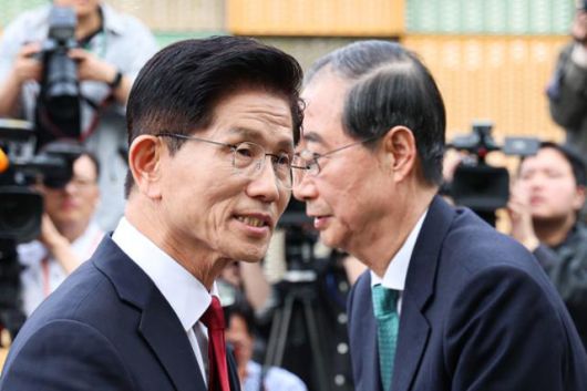 김문수 국민의힘 대선 후보와 한덕수 전 국무총리가 지난 8일 국회 내 카페에서 단일화 관련 회동을 마치고 인사하고 있다. 공동취재사진