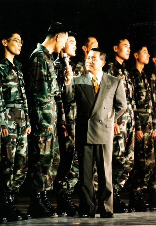 이상용이 '우정의 무대' MC를 보고 있다.