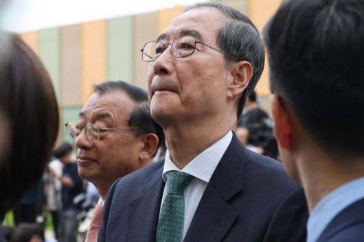 한덕수(오른쪽) 전 국무총리가 8일 서울 국회 사랑재에서 김문수 국민의힘 대선 후보와의 단일화 관련 회동에 참석해 있다. 뉴스1