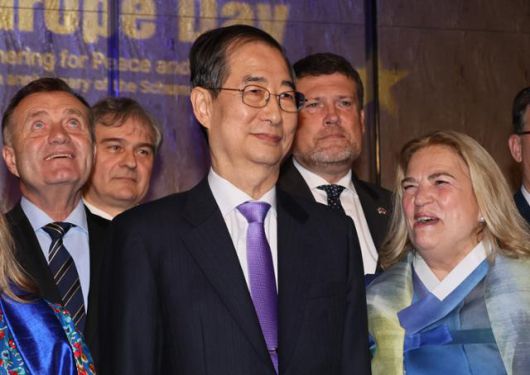 한덕수 무소속 대선 예비후보가 9일 서울 한 호텔에서 열린 외교행사에서 참석자들과 기념촬영을 하고 있다. 연합뉴스