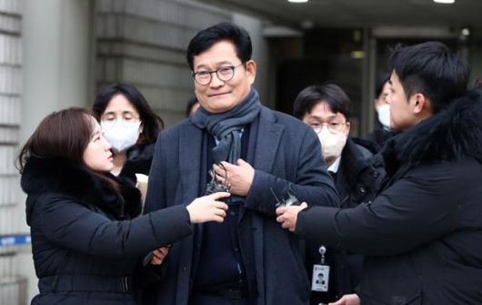 2023년 12월 송영길(가운데) 전 더불어민주당 대표가 2021년 민주당 전당대회 당시 '돈봉투 살포'에 관여한 혐의와 관련, 구속 전 피의자심문(영장실질심사)을 마친 뒤 서울중앙지법 청사를 나서고 있다. 뉴스1