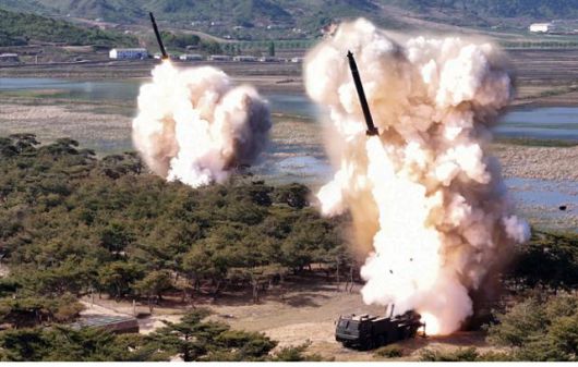 김정은 북한 국무위원장이 8일 현지지도한 장거리포 및 미사일체계 합동타격훈련에서 600㎜ 다연장방사포가 발사되고 있다. 평양=노동신문 뉴스1